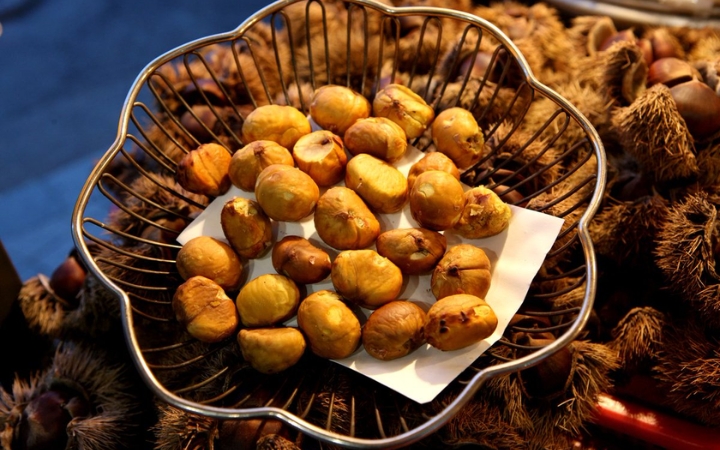 Hạt dẻ nướng thơm lừng tr&ecirc;n những xe h&agrave;ng rong, tạo n&ecirc;n hương vị đặc trưng của m&ugrave;a thu Seoul