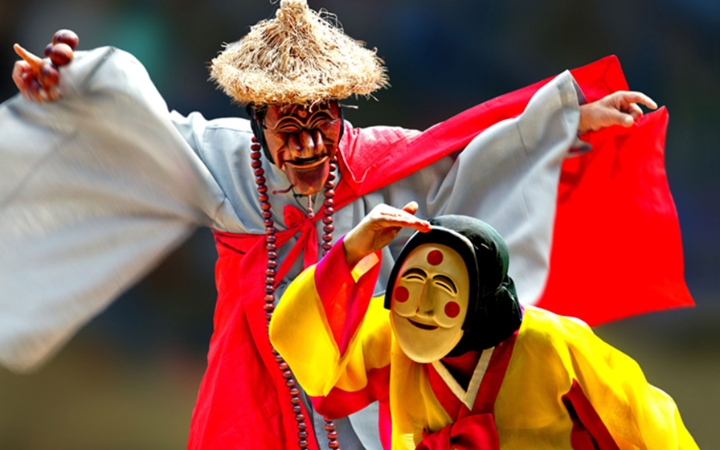 Những vũ c&ocirc;ng đeo mặt nạ gỗ biểu diễn vũ điệu d&acirc;n gian đặc trưng trong lễ hội m&uacute;a mặt nạ Andong