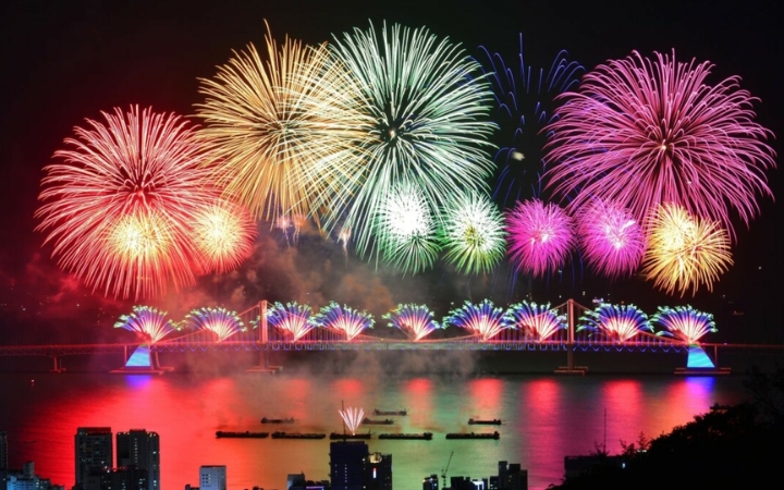 Bầu trời đ&ecirc;m Gwangalli rực s&aacute;ng với m&agrave;n tr&igrave;nh diễn ph&aacute;o hoa ho&agrave;nh tr&aacute;ng kết hợp &acirc;m nhạc