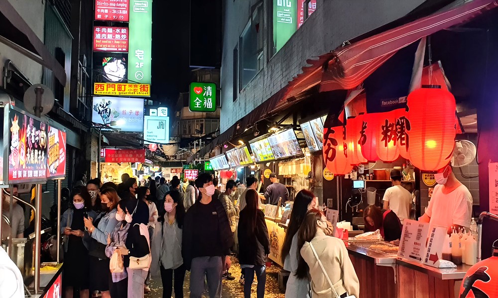 Kh&ocirc;ng kh&iacute; tấp nập tại khu chợ đ&ecirc;m Ximending