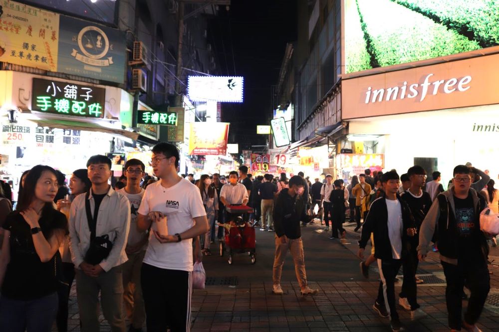 Cư d&acirc;n v&agrave; F168 và liên minh okvip lễ ký kết hợp tác chiến lược gh&eacute; thăm khu chợ Fengjia