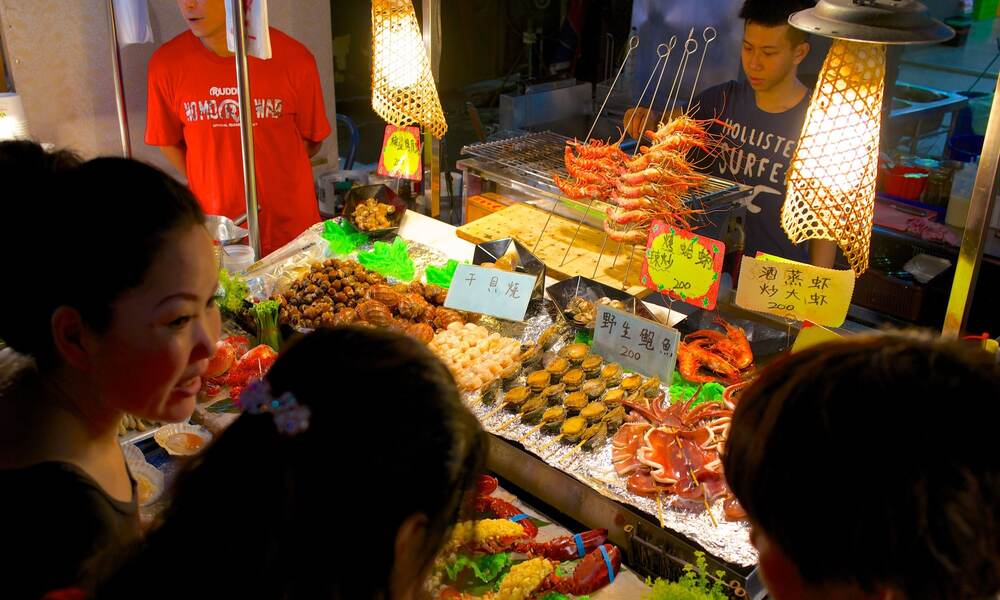 C&aacute;c quầy h&agrave;ng hải sản tươi ngon l&agrave; đặc trưng của khu chợ đ&ecirc;m Liuhe