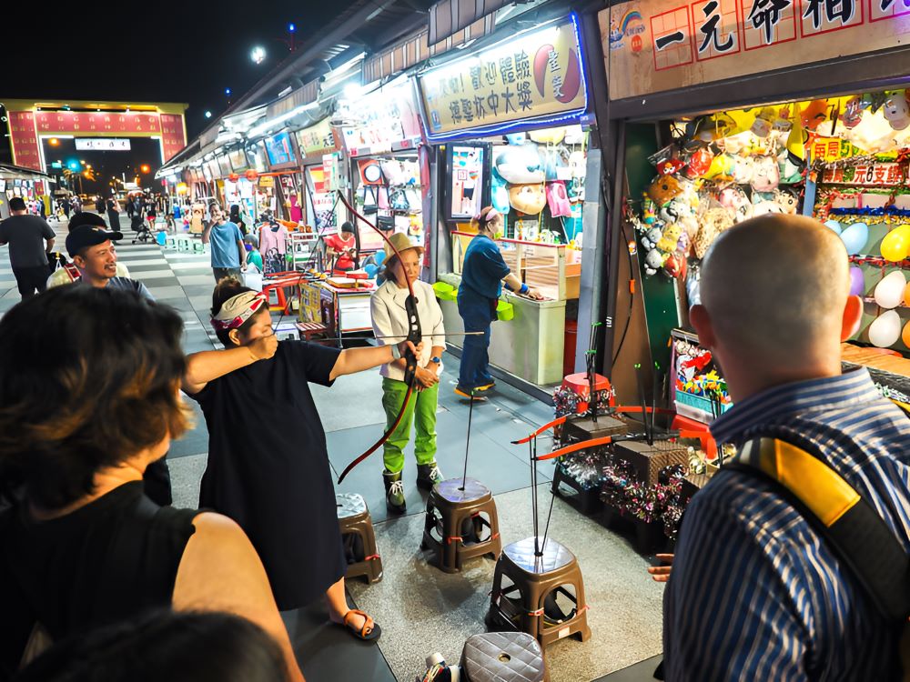 Một g&oacute;c của gian h&agrave;ng vui chơi trong chợ đ&ecirc;m Dongdamen