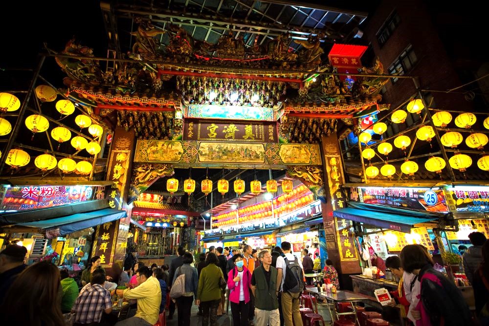 Hệ thống đ&egrave;n lồng v&agrave;ng treo cao v&ocirc; c&ugrave;ng độc đ&aacute;o, mang đến vẻ đẹp ho&agrave;i cổ cho khu chợ đ&ecirc;m Miaokou