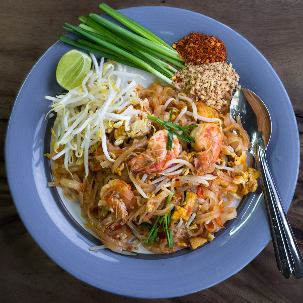 Pad Thai đậm vị chua ngọt, ăn k&egrave;m t&ocirc;m v&agrave; đậu phộng rang gi&ograve;n rụm