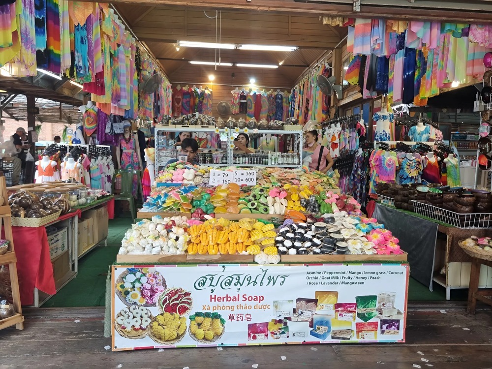 Gian h&agrave;ng thủ c&ocirc;ng với nhiều m&oacute;n qu&agrave; lưu niệm đậm chất Th&aacute;i