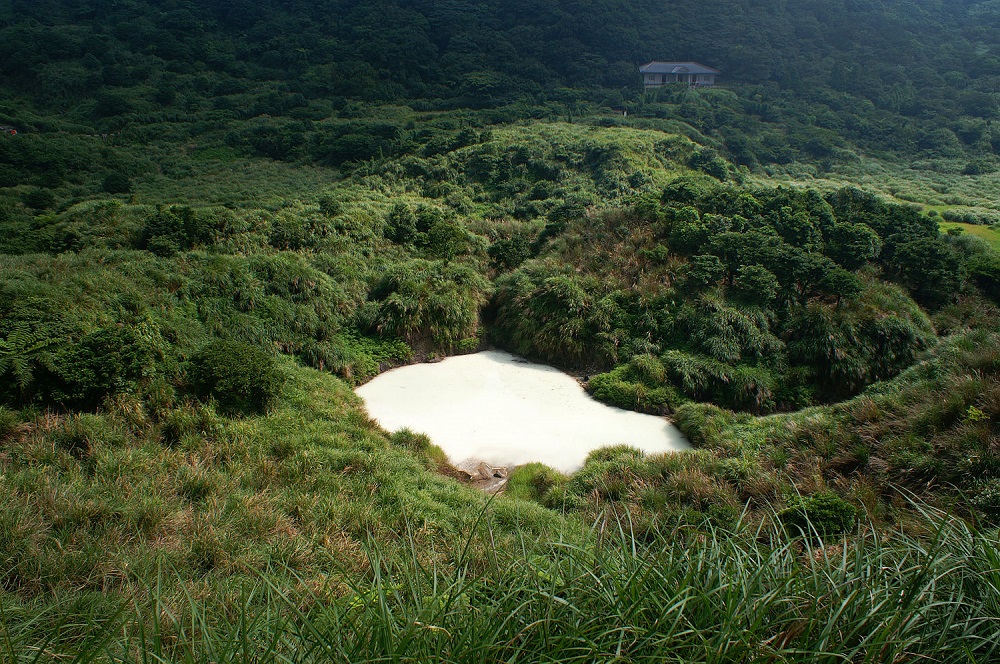 Hồ Sữa với màu trắng đục đặc trưng tại Lãnh Thủy Khanh