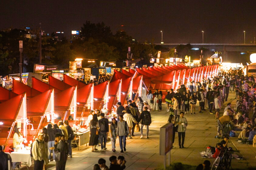 Đ&ecirc;m S&ocirc;ng H&agrave;n bừng s&aacute;ng dưới &aacute;nh trăng v&agrave; tiếng cười