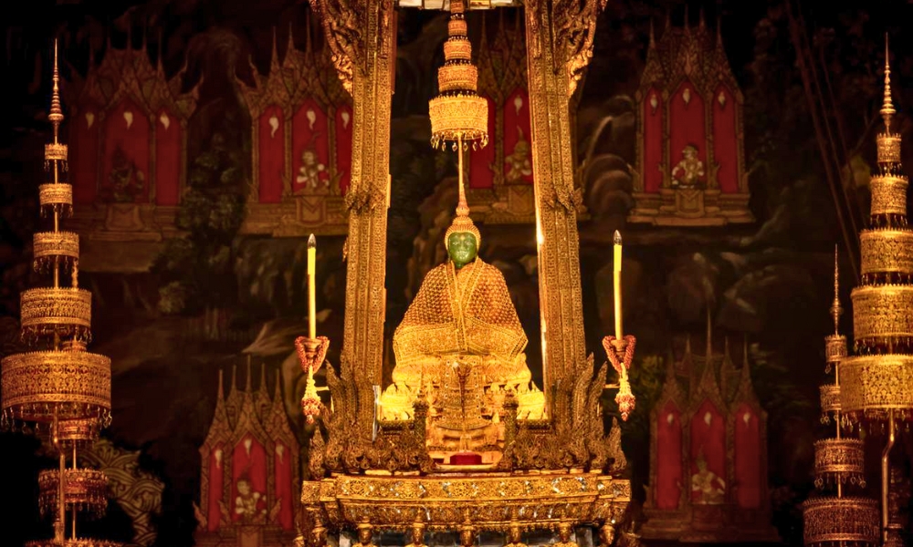 Tượng Phật Ngọc tại ch&ugrave;a Wat Phra Kaew &ndash; b&aacute;u vật quốc gia linh thi&ecirc;ng bậc nhất Th&aacute;i Lan