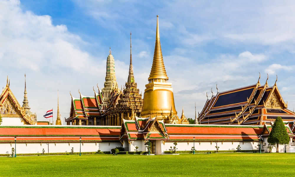 Bảo Th&aacute;p Phra Siratana d&aacute;t v&agrave;ng, h&igrave;nh chu&ocirc;ng tr&ograve;n cao v&uacute;t, nổi bật giữa khu&ocirc;n vi&ecirc;n Ho&agrave;ng cung