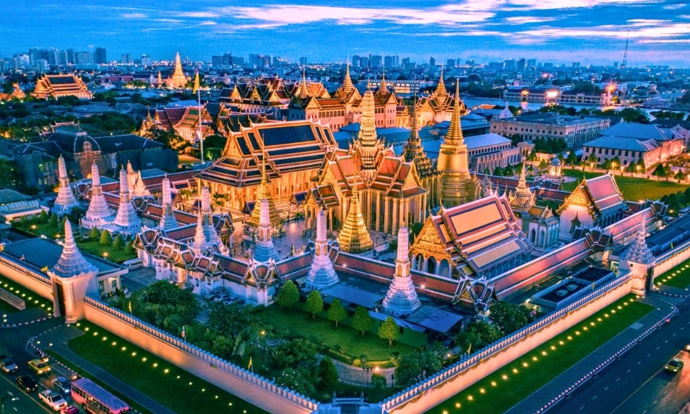 Du kh&aacute;ch n&ecirc;n mặc trang phục k&iacute;n đ&aacute;o v&agrave; nghi&ecirc;m trang khi tham quan Cung điện&nbsp;