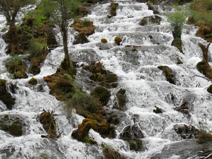 Thác nước hùng vĩ của thung lũng Tắc Tra Oa Câu