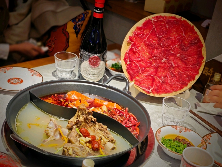 Lẩu bò Yak hấp dẫn với nước dùng nóng hổi và những lát thịt bò Yak thơm ngon.