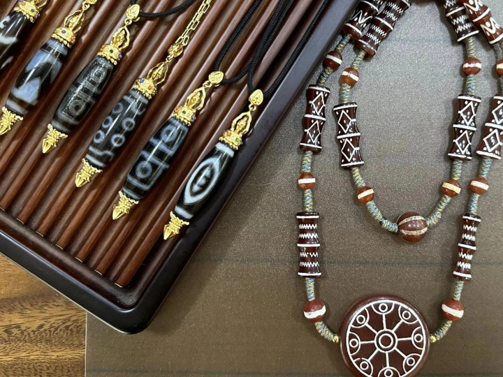 Các đồ trang sức thủ công của người Tạng thường mang những ý nghĩa tốt lành