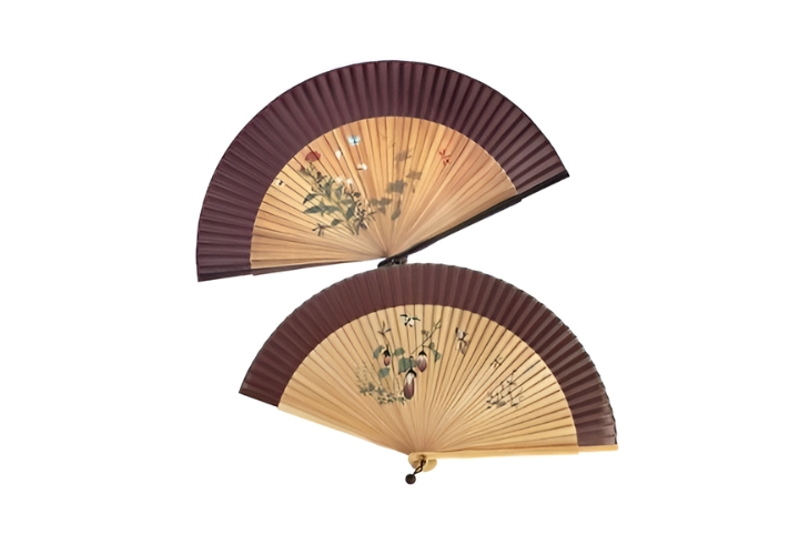 Một chiếc quạt lụa xinh đẹp sẽ l&agrave;m bạn b&egrave;, người th&acirc;n của bạn phải trầm trồ