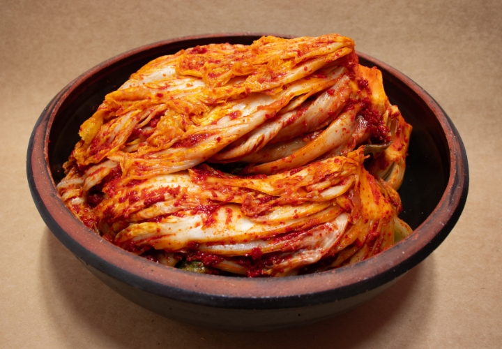 Kim chi được sử dụng để ăn k&egrave;m với nhiều loại m&oacute;n ăn