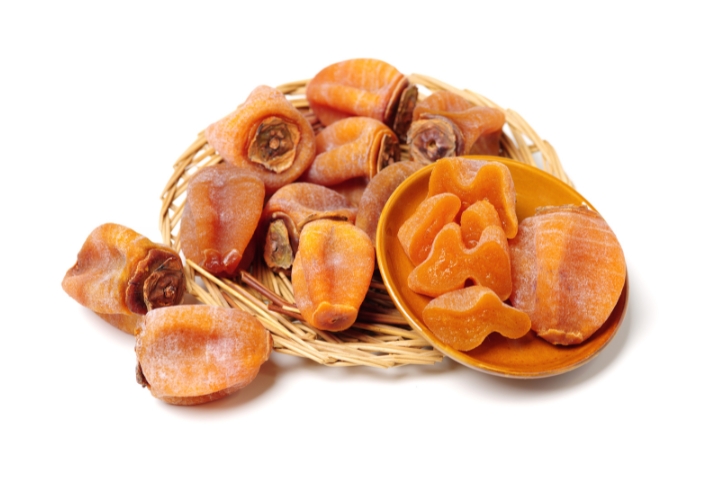 Hồng sấy l&agrave; m&oacute;n ăn vặt thơm ngon v&agrave; tốt cho sức khoẻ