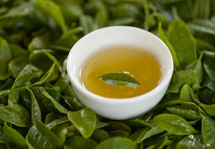 Khi đến c&aacute;c v&ugrave;ng nổi tiếng về tr&agrave;, bạn đừng qu&ecirc;n mua v&agrave;i t&uacute;i nh&eacute;