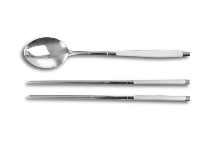 Kh&aacute;c với đũa gỗ ở nước ta, đũa kim loại chắc chắn sẽ mang đến trải nghiệm th&uacute; vị