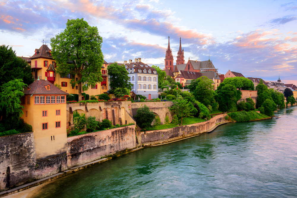 Phố cổ Basel nổi bật với c&aacute;c t&ograve;a nh&agrave; cổ k&iacute;nh c&oacute; ni&ecirc;n đại h&agrave;ng thế kỷ