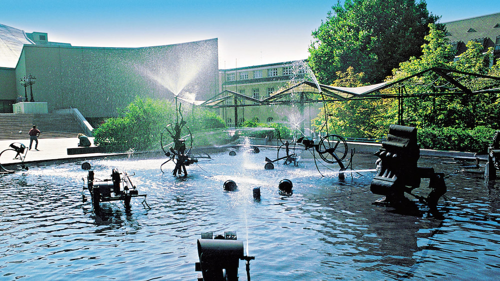 Đ&agrave;i phun nước Tinguely gồm 10 bức tượng bằng sắt phun nước được l&agrave;m từ kim loại