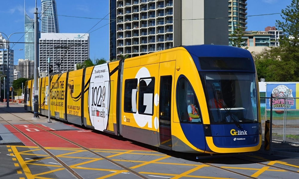 Tàu điện G-Link mang màu vàng rực rỡ len lỏi giữa lòng Gold Coast hiện đại và sôi động