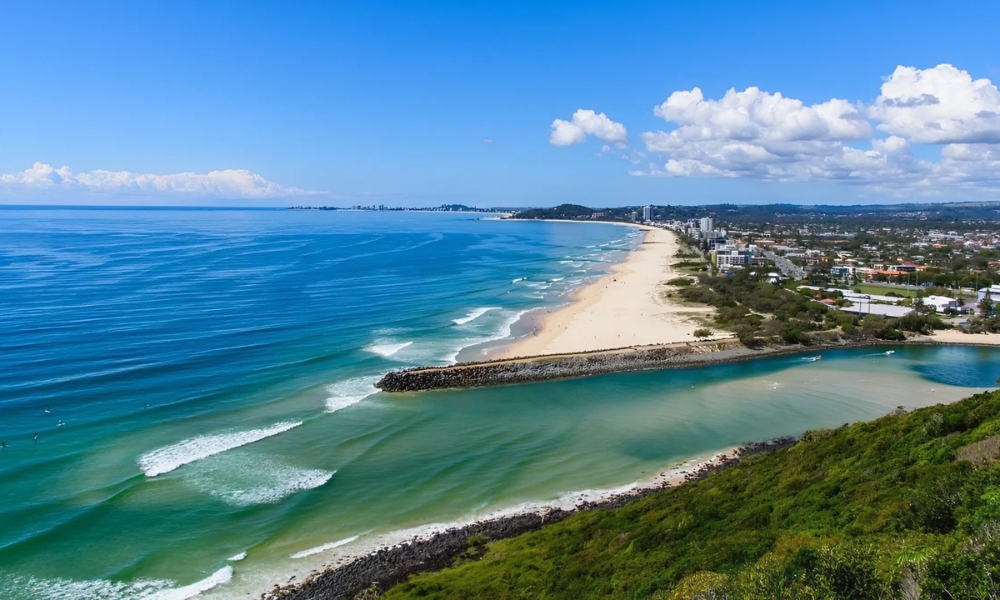 Palm Beach thanh bình với dải cát trắng uốn cong ôm lấy làn nước xanh biếc