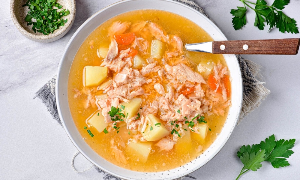 Ukha c&oacute; vị ngọt thanh từ c&aacute; tươi v&agrave; rau củ