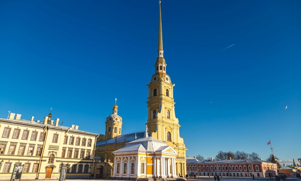 Ph&aacute;o đ&agrave;i Peter & Paul nổi bật với ngọn th&aacute;p nhọn cao hơn 120m