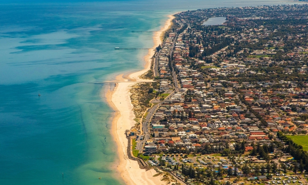 Bãi biển Glenelg với làn nước trong xanh lý tưởng cho các hoạt động tắm biển, lướt sóng vào mùa hè