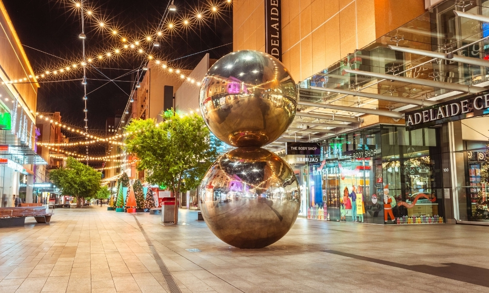 Cặp cầu thép Mall’s Balls giữa phố đi bộ Rundle Mall