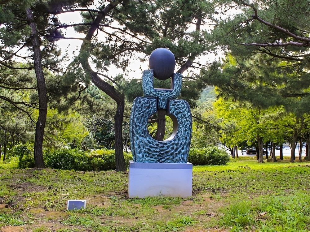 Những tác phẩm điêu khắc Quatangf168 Thể Thao, Bóng Đá, Casino, Nổ Hũ, Xổ Số ẩn mình giữa lối đi rợp bóng cây