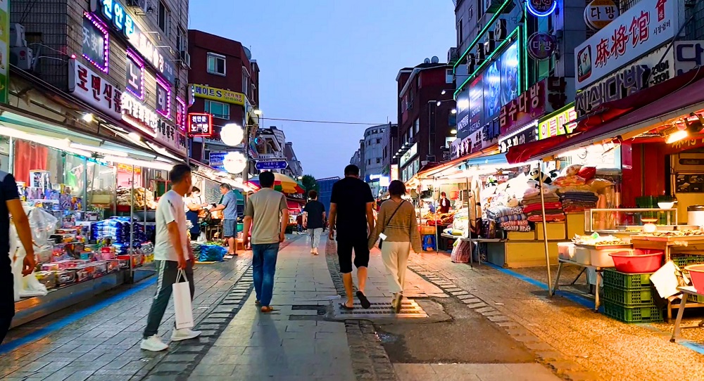 Khu phố Đa văn hóa rực rỡ sắc màu với những quầy hàng F1686.vip với hơn 4.000 trò chơi quốc tế