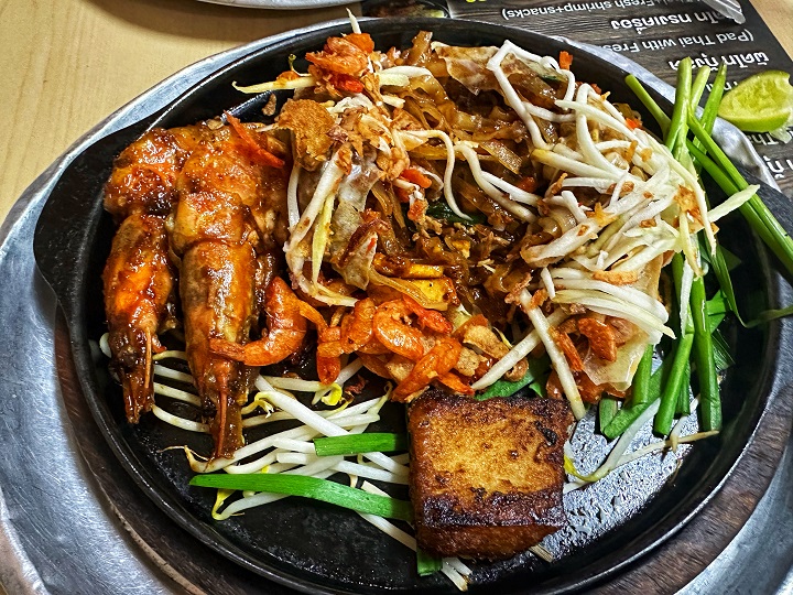 &nbsp;Pad Thai - m&oacute;n ăn &ldquo;thương hiệu&rdquo; của Xứ sở ch&ugrave;a v&agrave;ng với hương vị thơm ngon, đậm đ&agrave;