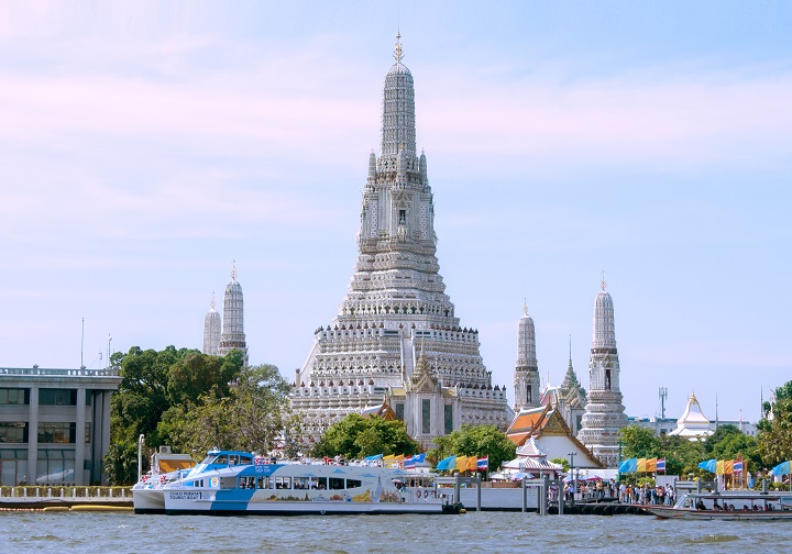 Du thuyền tr&ecirc;n s&ocirc;ng Chao Phraya mang đến trải nghiệm tuyệt vời với vẻ đẹp huyền b&iacute; của Bangkok