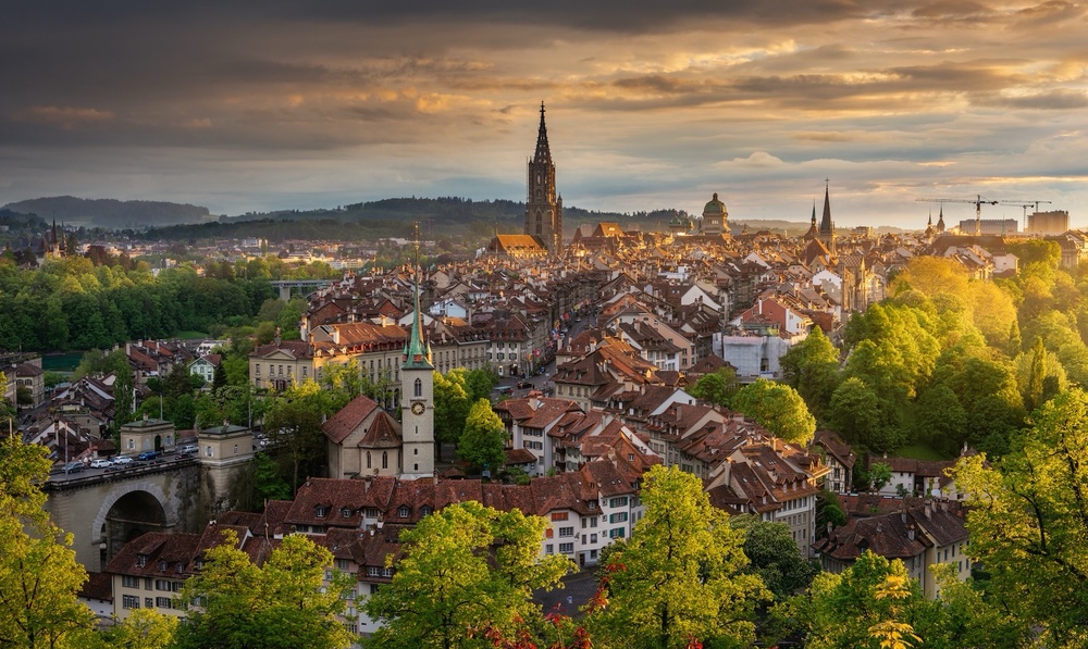 Tháng 6 - 8 là mùa cao điểm tại Bern, nổi bật với thời tiết dễ chịu và cảnh sắc rực rỡ