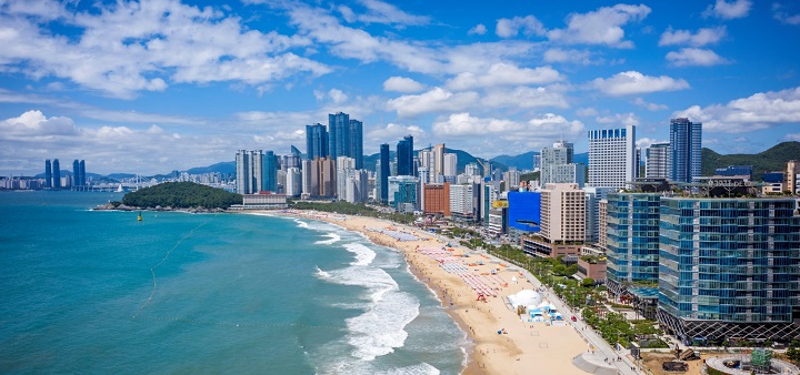 B&atilde;i biển Haeundae xinh đẹp với biển xanh, c&aacute;t trắng