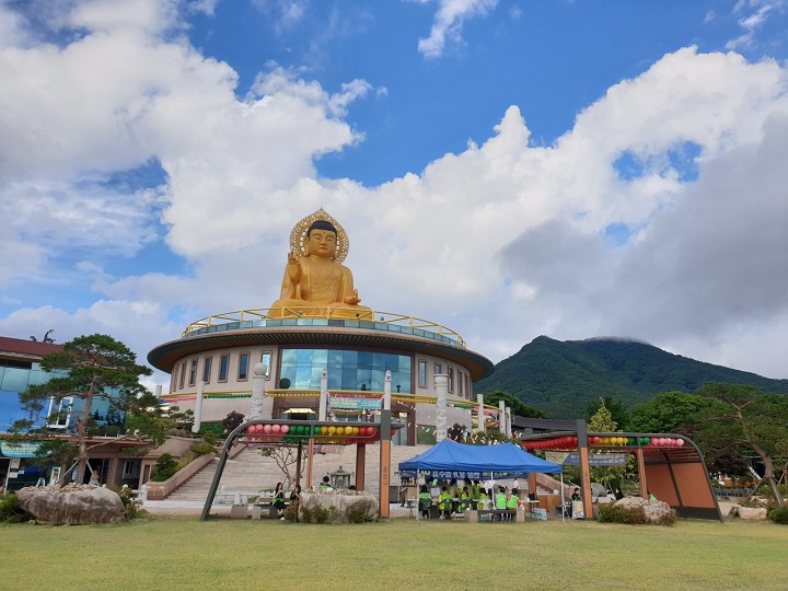 Bức tượng Phật cao đến 21 m&eacute;t tại Đền Hongbeopsa