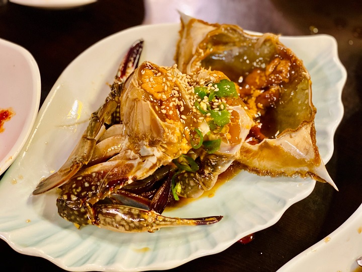 Cua ng&acirc;m Ganjang Gejang ăn c&ugrave;ng với cơm trắng