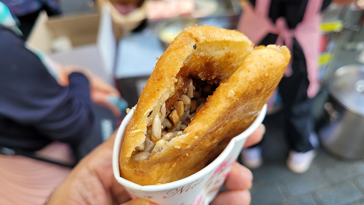 Ssiat Hotteok với lớp vỏ gi&ograve;n tan b&ecirc;n ngo&agrave;i v&agrave; nh&acirc;n b&aacute;nh mềm, ngọt ng&agrave;o