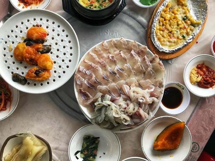 Thưởng thức sashimi tại th&agrave;nh phố cảng Busan