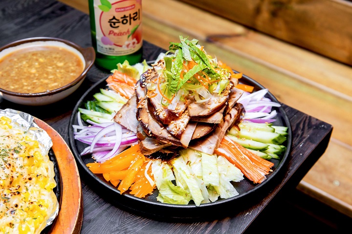 Ch&acirc;n gi&ograve; heo rau củ lạnh l&agrave; một m&oacute;n ăn hấp dẫn v&agrave; bổ dưỡng