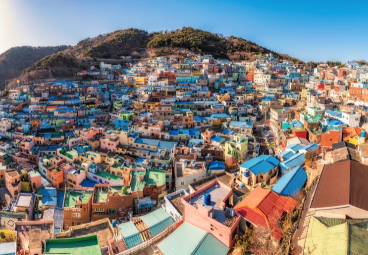 Ng&ocirc;i l&agrave;ng bậc thang đầy m&agrave;u sắc dưới ch&acirc;n n&uacute;i Busan