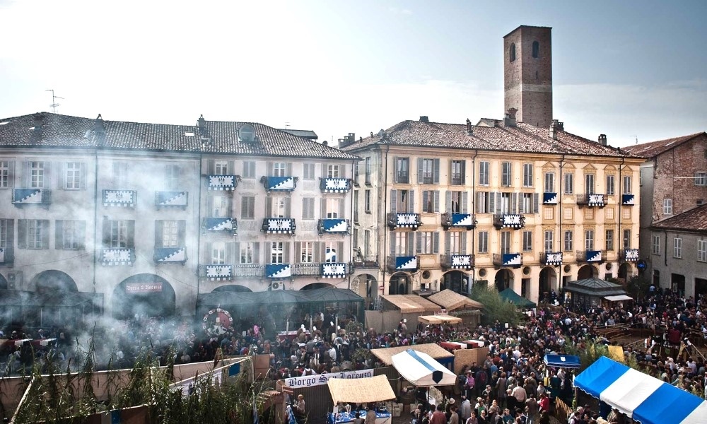 Du kh&aacute;ch c&oacute; thể vừa nếm rượu vang, vừa nghe nhạc sống giữa l&ograve;ng Paris
