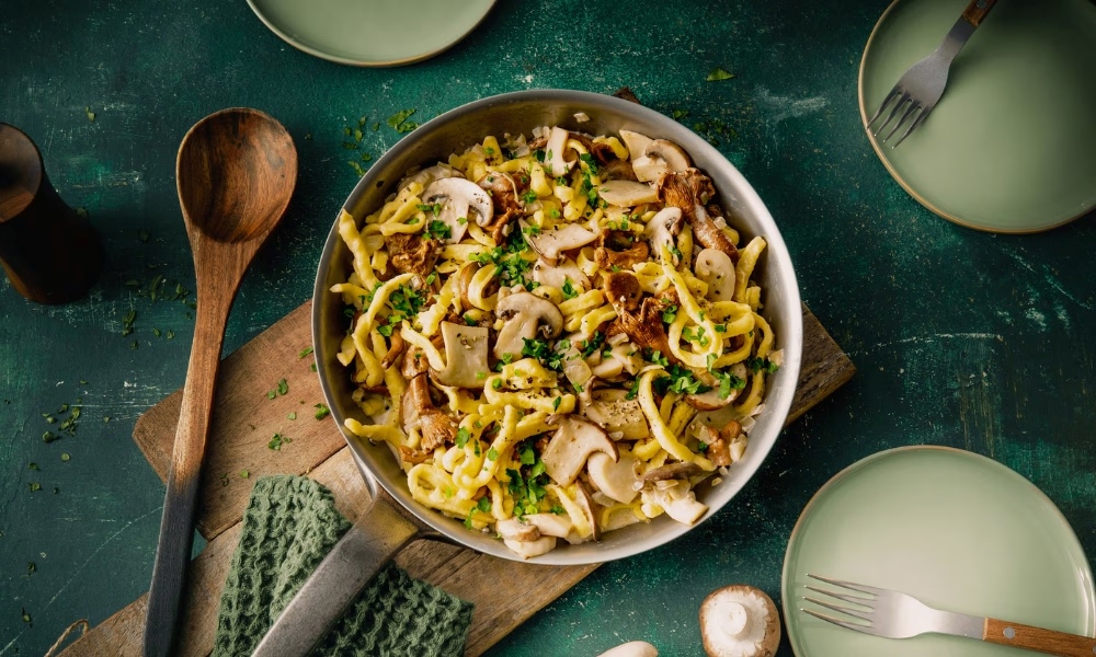 M&igrave; trứng thủ c&ocirc;ng ăn k&egrave;m nấm rừng m&ugrave;a thu