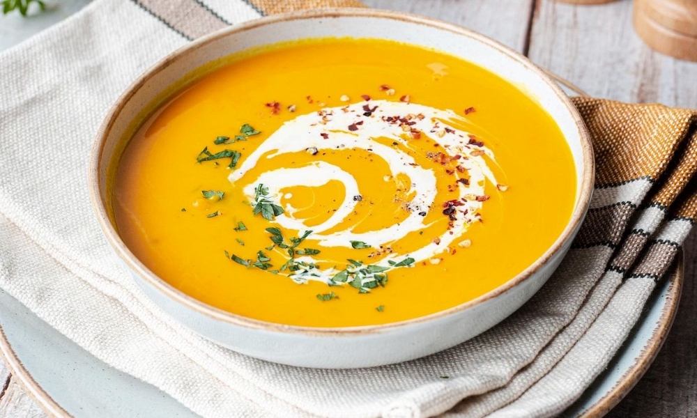 S&uacute;p b&iacute; ng&ocirc; n&oacute;ng hổi l&agrave; m&oacute;n khai vị phổ biến mỗi độ thu về