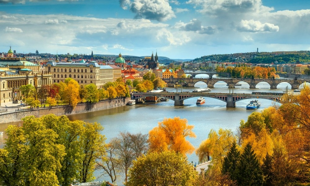 M&ugrave;a thu v&agrave;ng rực với phố cổ v&agrave; s&ocirc;ng Vltava tại Cesky Krumlov