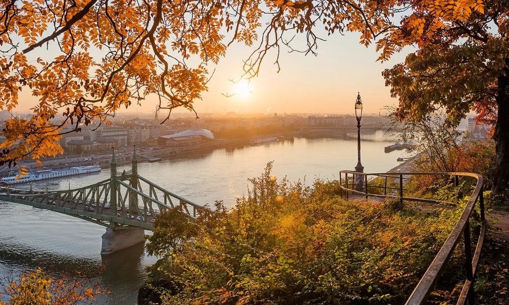 Budapest m&ugrave;a thu mang n&eacute;t đẹp cổ k&iacute;nh pha lẫn kh&ocirc;ng kh&iacute; lễ hội nhộn nhịp