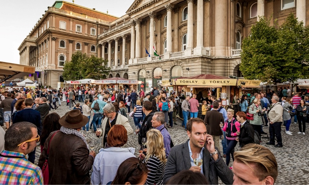 Kh&aacute;m ph&aacute; hương vị Hungary tại l&acirc;u đ&agrave;i Buda v&agrave;o m&ugrave;a thu rực rỡ