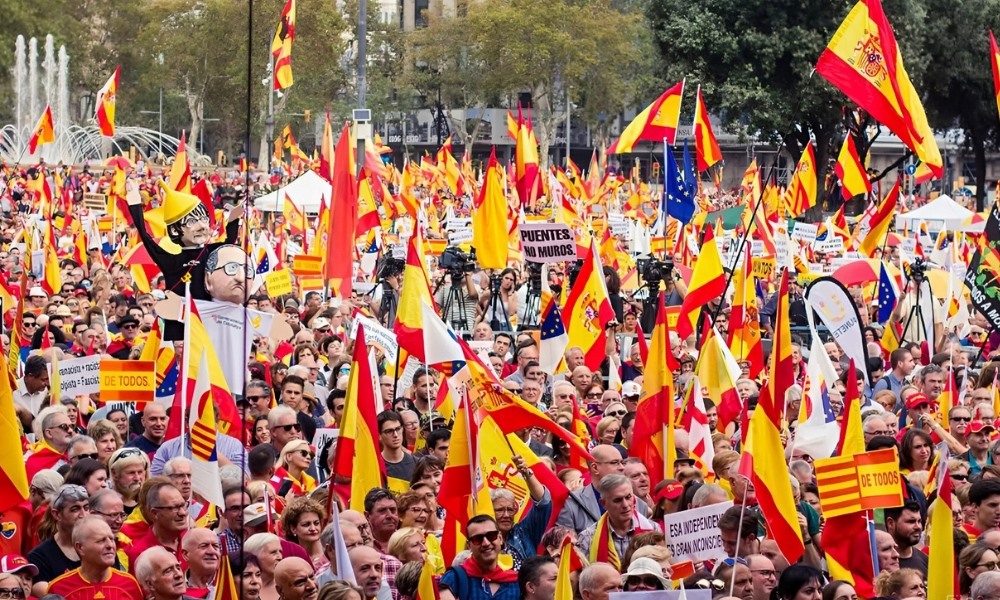 C&aacute;c tuyến phố Madrid rực rỡ cờ đỏ &ndash; v&agrave;ng trong Ng&agrave;y lễ Quốc kh&aacute;nh T&acirc;y Ban Nha